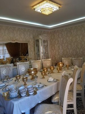 Стол и стулья для гостиной