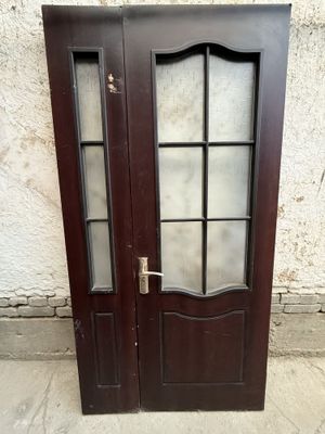 2 tabarqali eshik. Boʻyi 2.10 eni 1.08. Kesakisi yoʻq. Alo darajada.