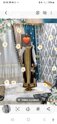 Qubba kuylagi oyoq kiyimi va qoshi bilan.