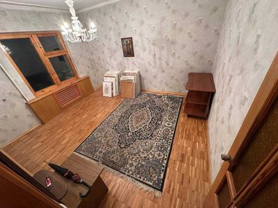 Паркет деревянный в отличном состоянии с плинтусами