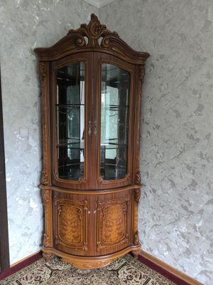 Продаю сервант старый