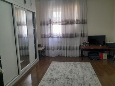 Кизларга ижарага квартира 2 хонани 1 хонаси замонавий,тарбияли кизларг