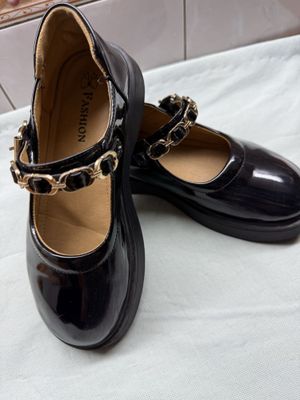 Продам детские туфли