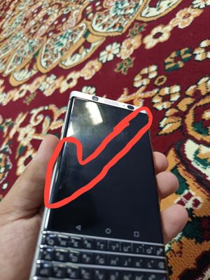 Blackberry keyOne Aybi oynasida singan joyi bor