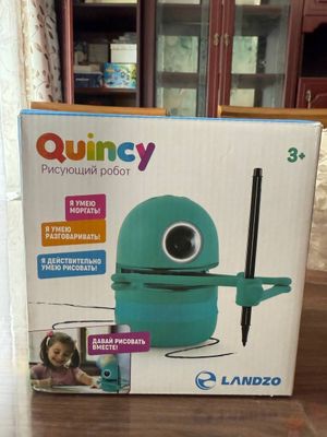 Интерактивный робот художник Quincy