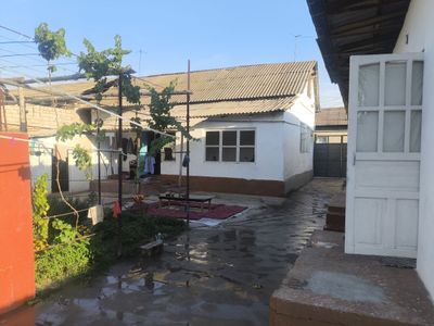 Hovli uy sotiladi
