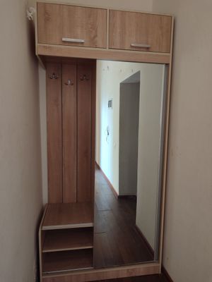 Prixoshka mebel deyarli yangi xolatda . Toza saqlangan