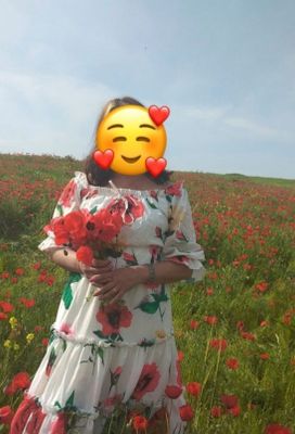 Белое платье с красными цветами
