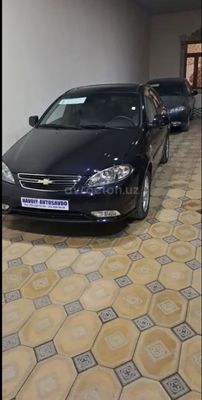 Chevrolet Gentra 2023 yili darkmon blu rangi