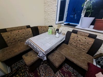 кухонный уголок продаётся срочна 1.5×2 метр.