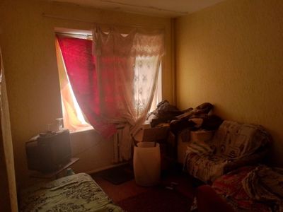 Qorovulbozorda 1 xonali uy sotiladi 1-qavat, dehqon bozori oldida