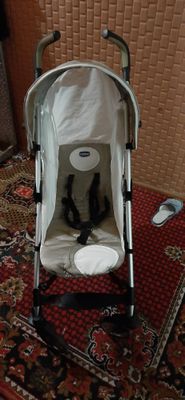 детская коляска под брендом chicco.