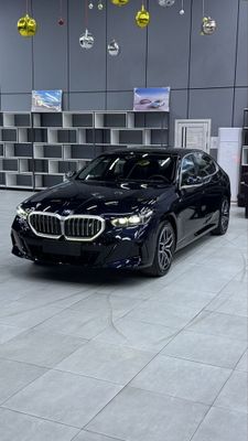 BMW i5 e-Drive. 713 km. 40 L