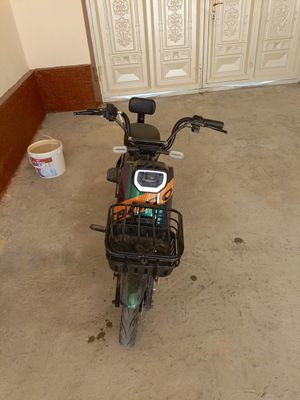 Skuter elektroniy