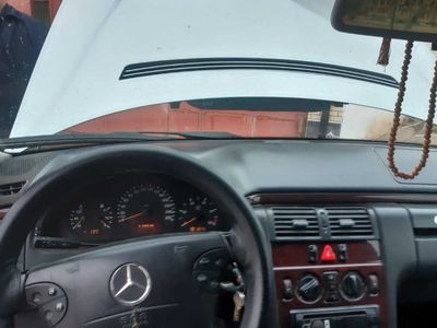 Автотранспорт Mercedes W210