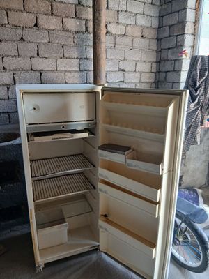 Рабочий старый холодильник