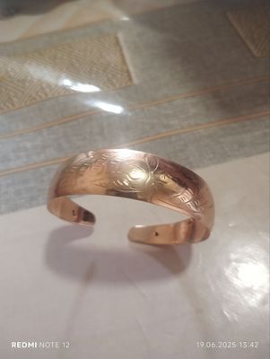 Qadimgi tilla bilakuzuk sotiladi