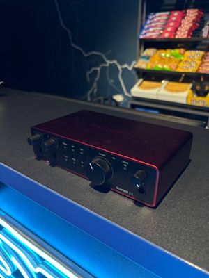 Звуковая карта Focusrite Scarlett 2i2 4d gen