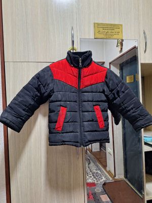 kurtka 4-5yoshli bollaga to'g'ri keladi