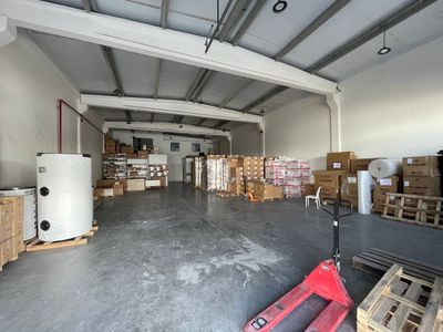 Umumiy maydoni 720 m² bo‘lgan foydalanishga tayyor omborxona sotiladi!