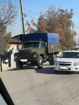 Zil Sotiladi Holati Yaxshi Haydashga tayyor Ishlab turgan moshina