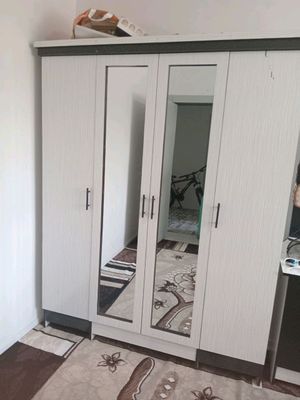 Divan bilan Shkaf sotiladi ozgina ishlatilgan