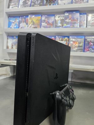 Продается игровой консол Sony Playstation 4 slim