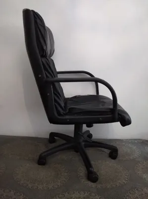 Стул, кресло на колесиках.