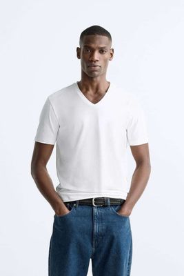 Zara базовая футблка белого цвета с V образным вырезом