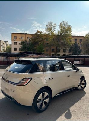 Wuling Baojun Cloud Yil 2023 yengi Elektormator quvvati 100 kw Yuqor