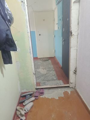 Срочно продаётся 2х ком квартира в чирчике 3мкн 4 этаж около заправки