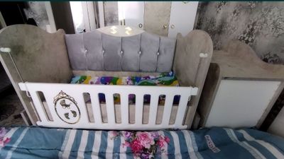 Детская мебель : 2 кровать, шкаф и тумбочка