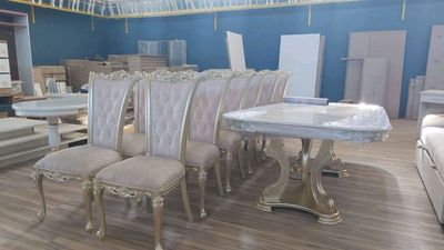 Стол и стулья