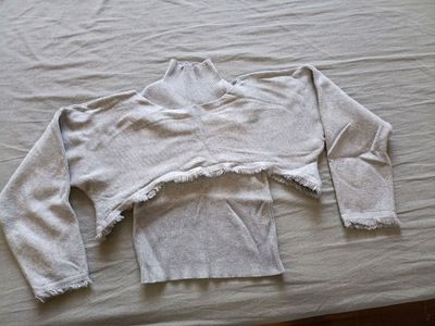 Har xil kiyimlarrazmer S, seriy kofta 50ming, qolgani 100mingdan.