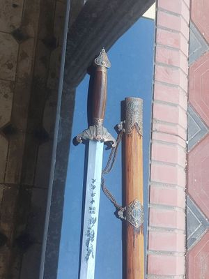 Qilich. Suvenirga ajoyib sovga ajoyib naqshlar berilgan