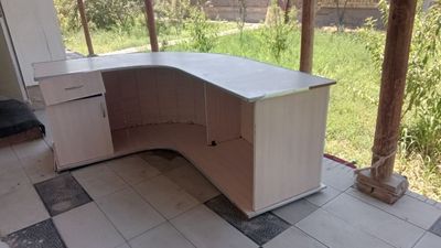 Касса ун стол сотилади.