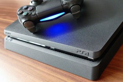 play station 4 , 1tb , 2ta djostikgi bilan