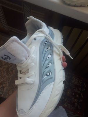Кроссовки женские