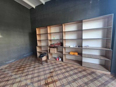 Do'kon uchun mebel sotiladi