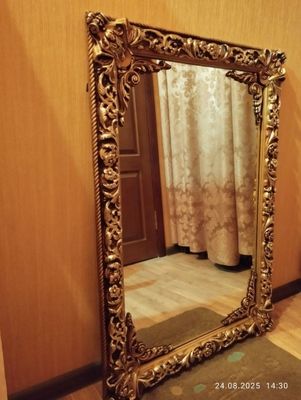 Продается настенное зеркало в раме.