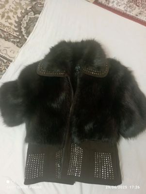 аёллар мўйнали курткаси