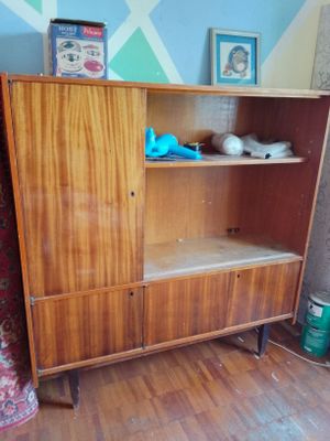 Шкаф советский в хорошем состоянии, только без стёкол