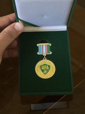 Продаю нагрудную медаль и значок UFA (официальный подарок)