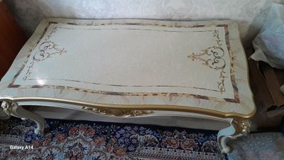 Стол для гостинной