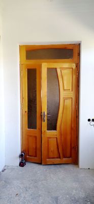 Eshik tahtadan yengi laklangan