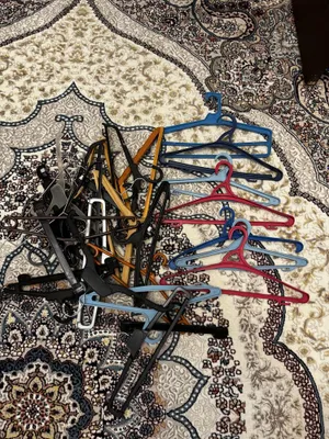 Вешалки разные, железные, деревянные, из прочной пластмассы