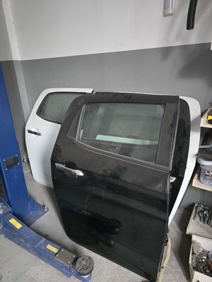Двери задние ISUZU D-MAX RG в заборе