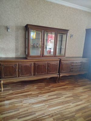 Стенка.пр-во Югославия.натуральное дерево.состоит из 3-х предметов.цне