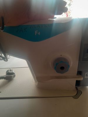 Tikuv mashinalari Averlo va Tòĝri tikuv mashinasi