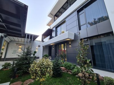 Мирзо-Улугбекский. 3 сотки -Улица: Амир-Тимур -Кол-во комнат: 6
